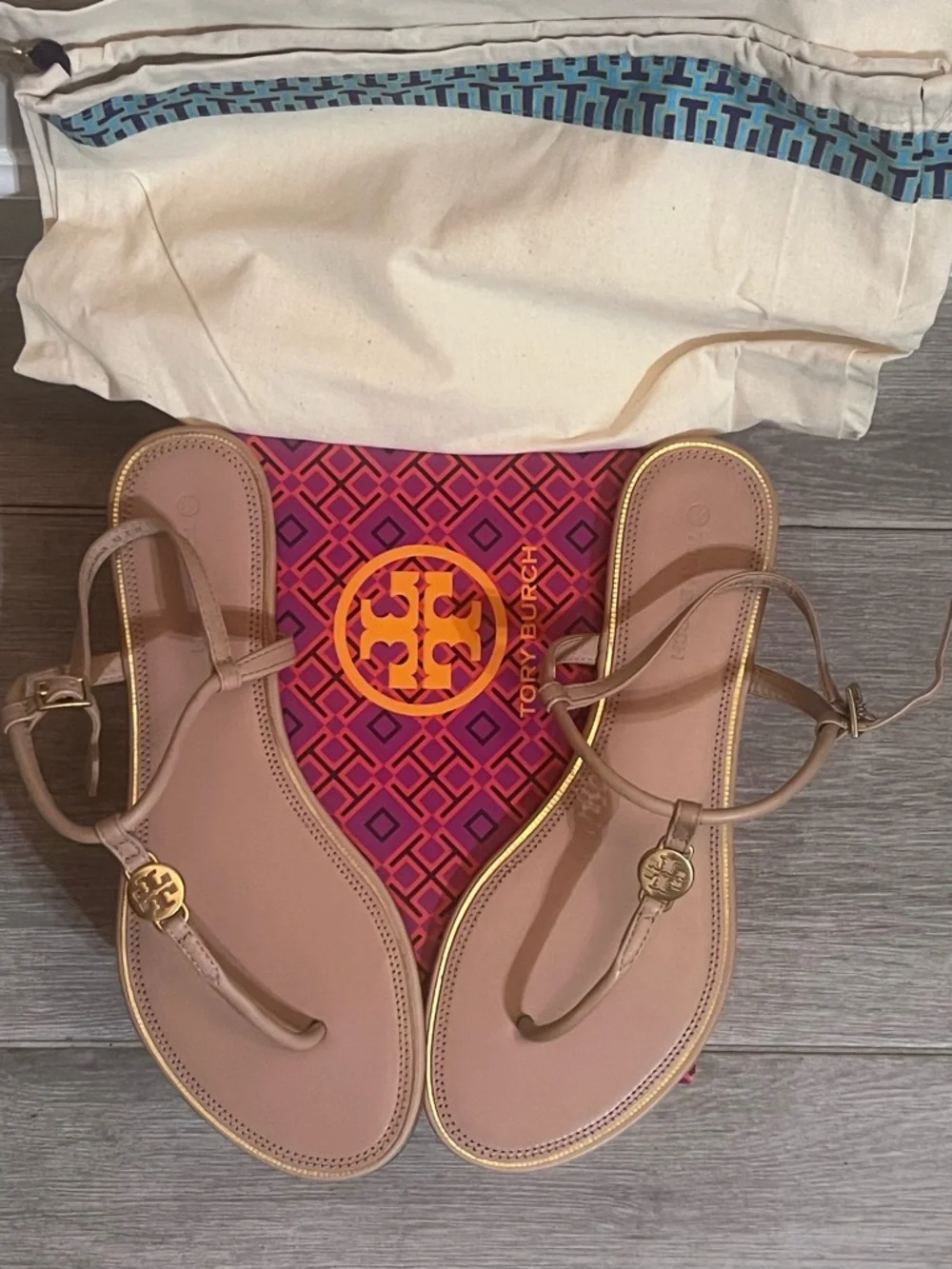 Tory Burch Light Makeup Leather T-Strap Logo Sandal - Picture 2 of 3
